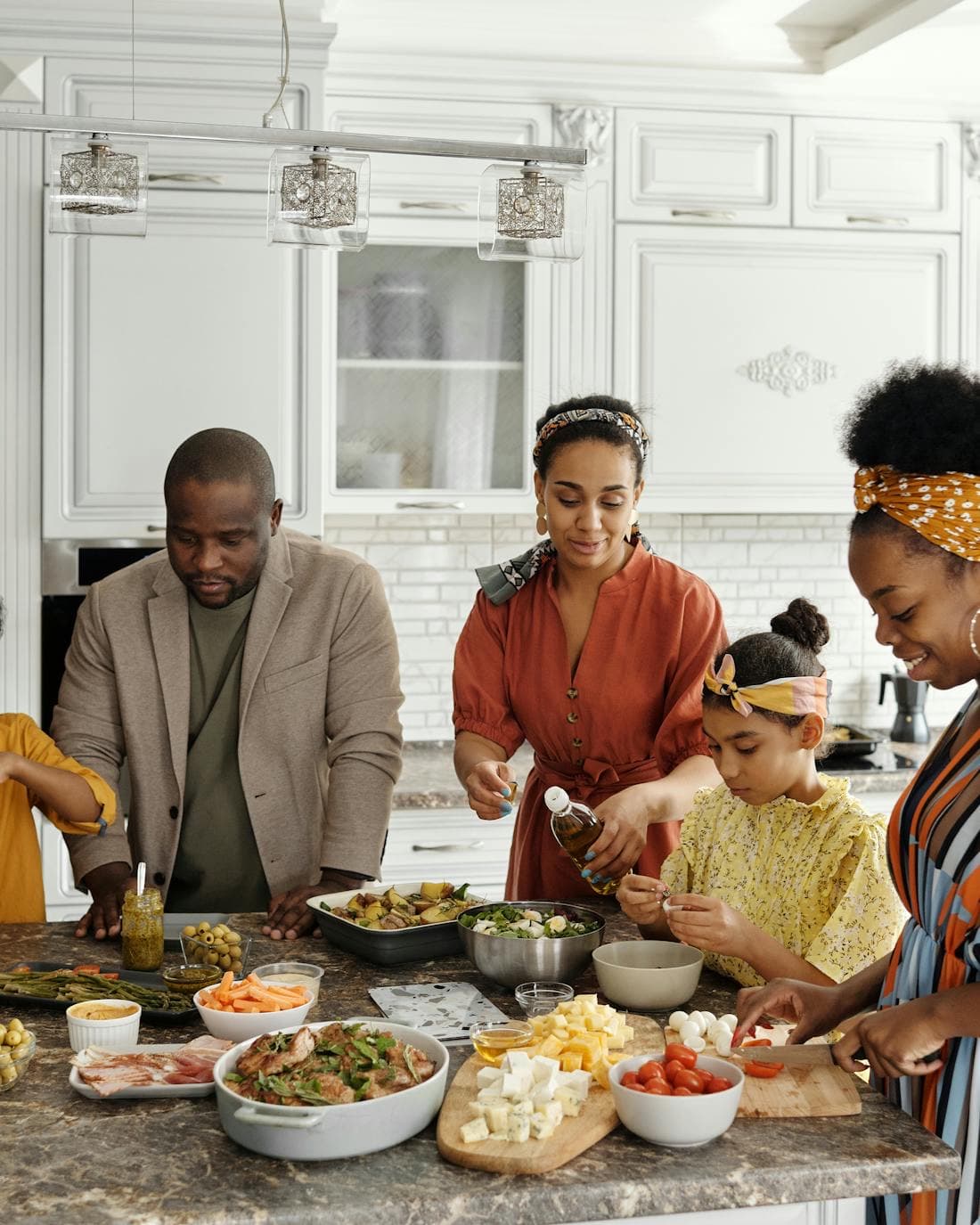 A family cooking a healthy dinner together with Grovli